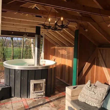 De Essenburgh 7-persoons, Overdekte Hottub En Lounge, Barrel Sauna, Sunshower, Wifi, Omheinde Tuin, Huisdier Vriendelijk *