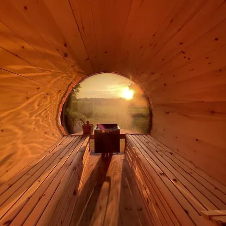 De Essenburgh 7-persoons, Overdekte Hottub En Lounge, Barrel Sauna, Sunshower, Wifi, Omheinde Tuin, Huisdier Vriendelijk
